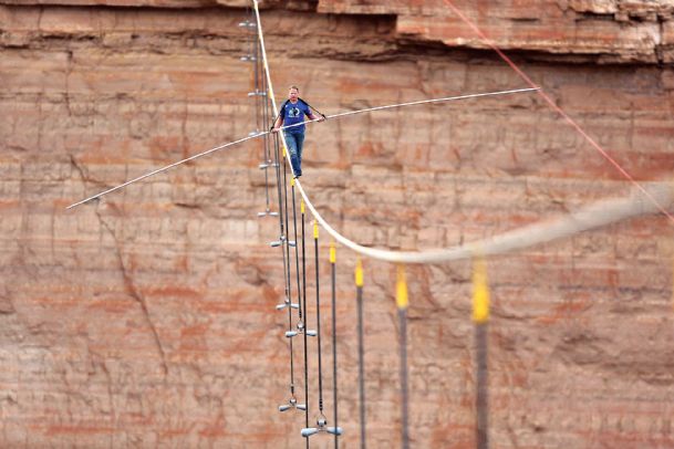 Wallenda walks tightrope high over Ariz. gorge