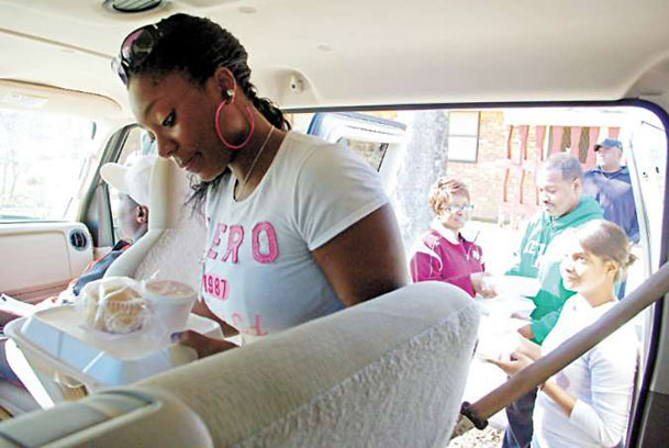 Thanks and giving: Citizen, police volunteers deliver more than 1,000 meals to community members