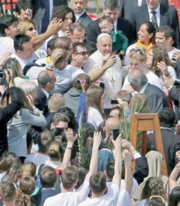 Pope poses for ‘selfies’ on Palm Sunday