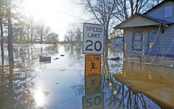 River flood threat cut; residents still feel effects