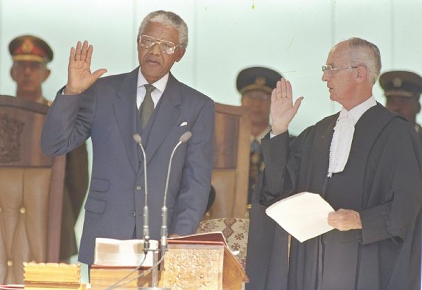 Nelson Mandela, South Africa’s peacemaker, dies at 95