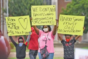 ‘We’re going to smoke him out’: Protesters undaunted by Sanders’ refusal to resign Tuesday