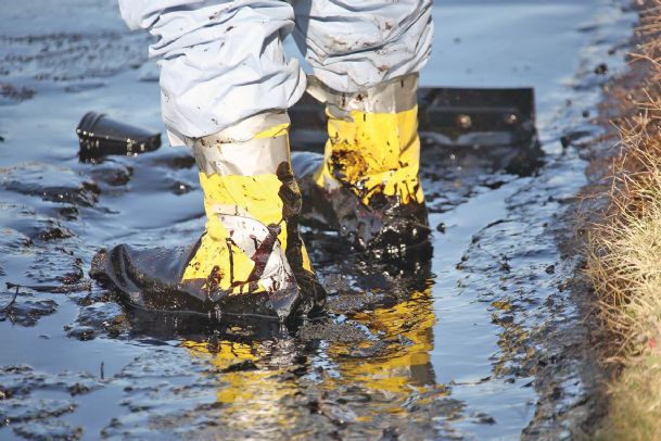 10,000 gallons of oil spill on L.A. streets
