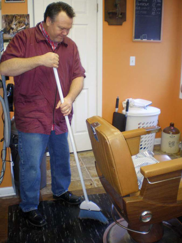 Former graphic artist switches careers, opens one-chair barbershop