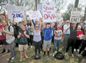 Thousands rally in support of ousted Ole Miss chancellor