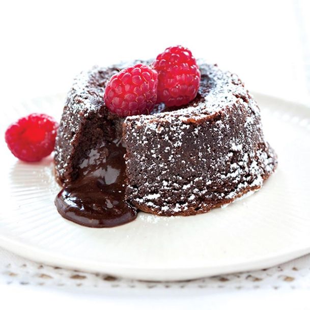 Make an intense and buttery molten chocolate cake at home