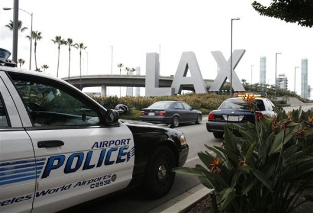 Feds: Man at LA airport had weapons, smoke grenade