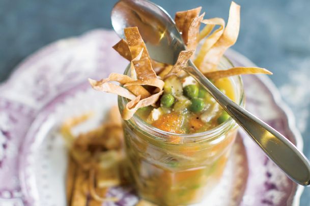 A healthy chicken soup with Chinese influences