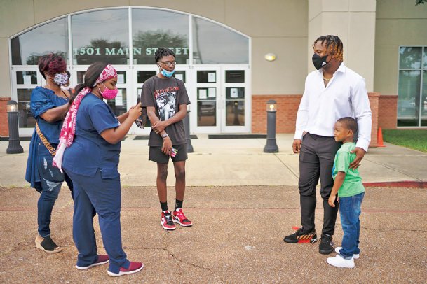 Mississippi State running back Kylin Hill receives key to the city of Columbus