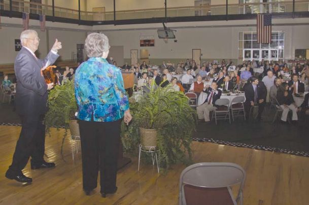 Wicker leads Romney cheers at GOP dinner