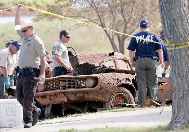 Vehicles in lake shed light on Okla. cold cases