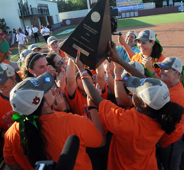 Howard’s blast caps Auburn’s SEC tournament title