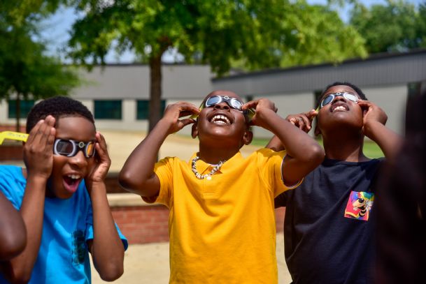 Thousands take in eclipse in Golden Triangle