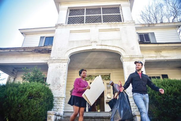 Splinter: Artists strive to turn old abandoned house into an exhibition hall for Mississippi art