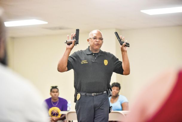 Police, residents trade thoughts at community meeting