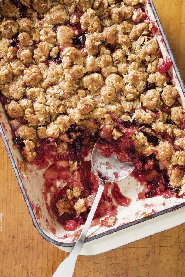 This apple crisp gets an unlikely boost from cranberries