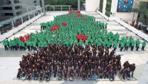 852 Thai children set human Christmas tree record