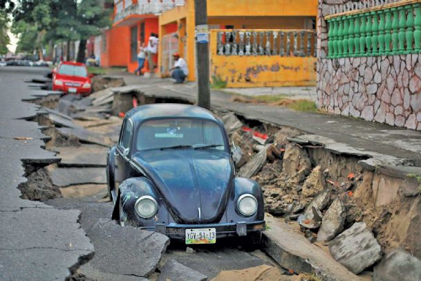 Tropical Storm Dolly moves ashore in Mexico