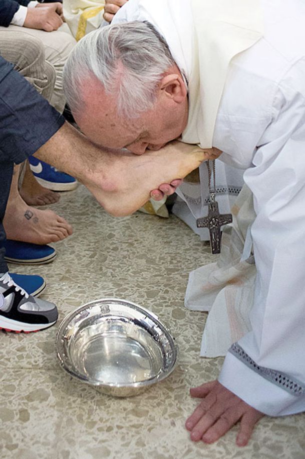 Pope washes women’s feet in break with church law