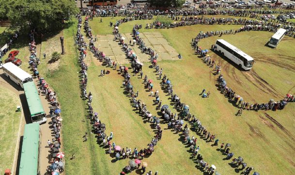 Huge crowds gather in hopes of seeing Mandela body