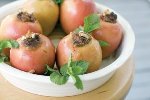 A baked apple that is healthy, fast and festive