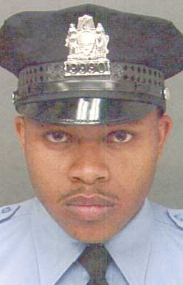 Philadelphia officer shot dead while trying to stop robbery