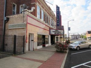 Off-duty officer, robber exchange gunfire downtown