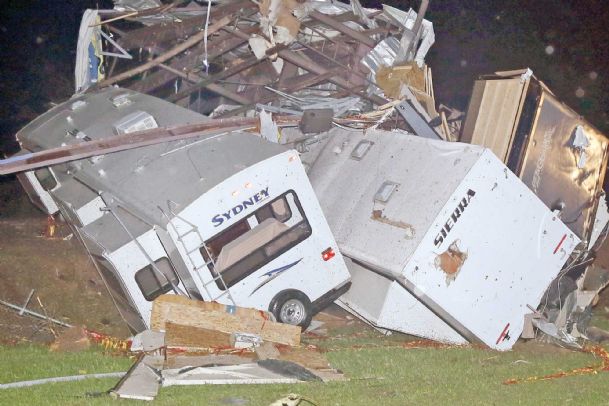 Tornadoes kill 16 in Arkansas, 1 in Oklahoma