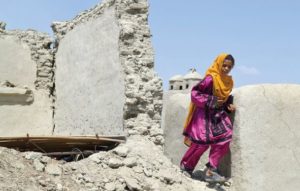 Pakistan aid chopper targeted; 355 dead in quake