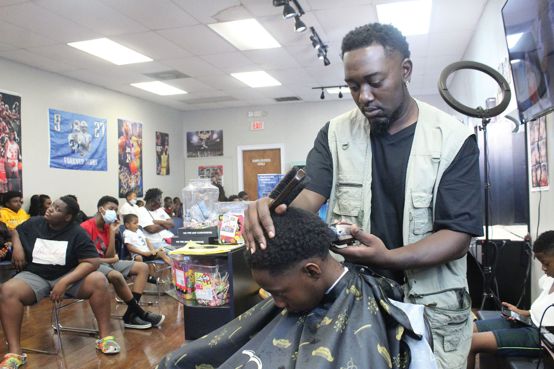 Photo Barbershop Gives Free Back To School Haircuts The Dispatch   IMG 2730 