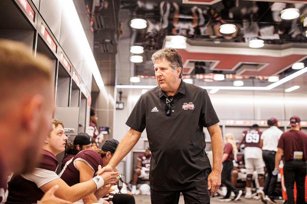 Among college football coaches, death of Mississippi State’s Mike Leach almost unprecedented