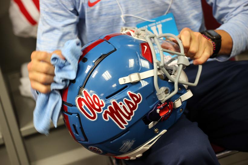 3-star defensive end commits to Ole Miss football