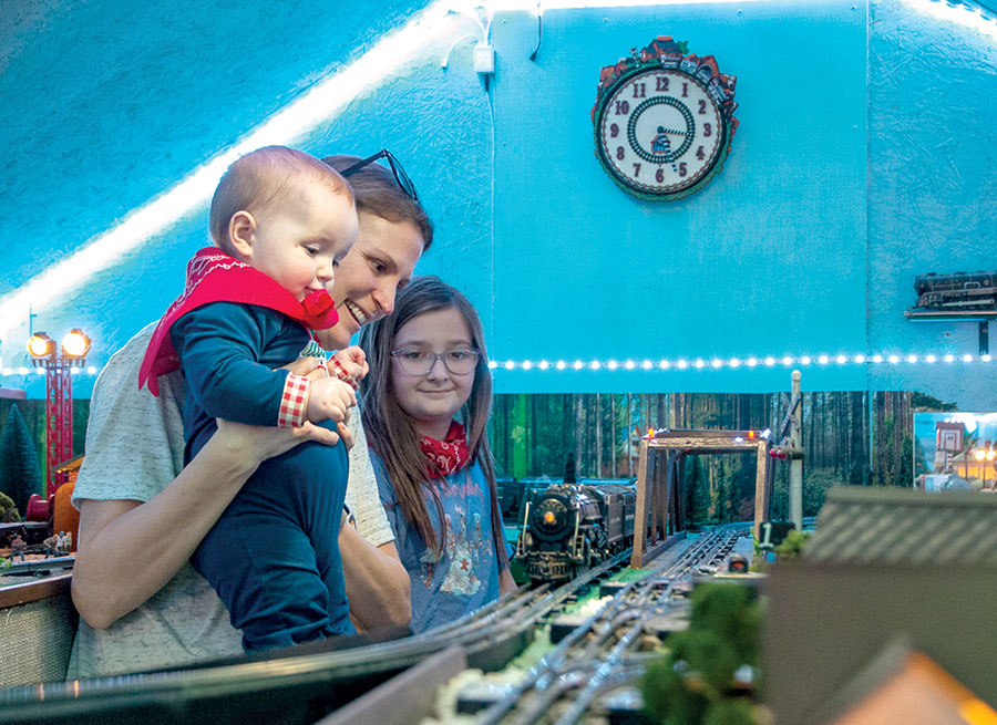 Model train enthusiast shares collection with kids at Christmas