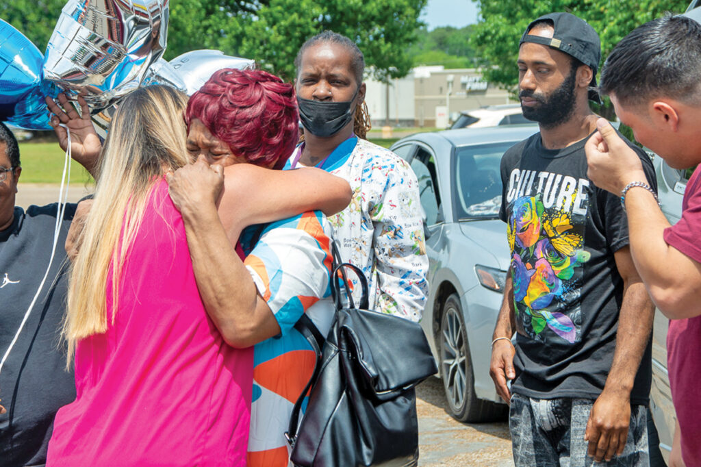 Community gathers to show support for grieving mother