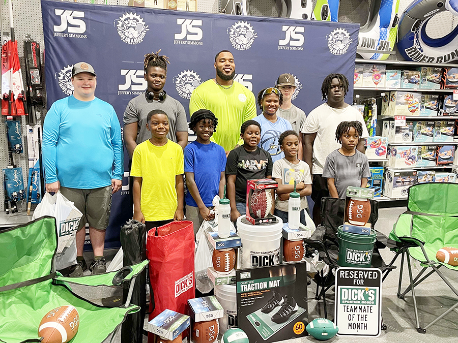 NFL star, former Bulldog Simmons hosts shopping spree with Dick’s ...